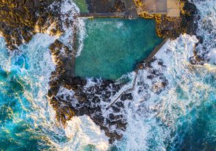 Aerial overlooking Blowhole Point Rock Pool, Kiama. (Image: Destination NSW)