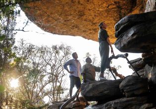 Couple, Guided tour, Ubirr, Kakadu, NT