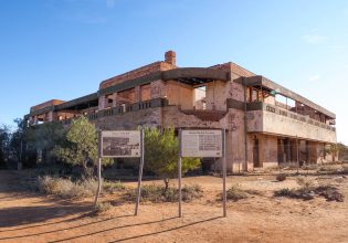 the ruins of Big Bell hotel, WA