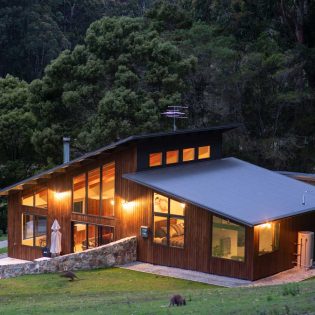 a forest lodge in Adventure Bay Retreat, Bruny Island
