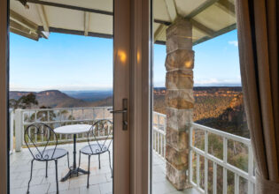 the corner view suite balcony overlooking the Blue Mountains