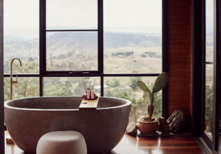 View of the stone bath The Hilltop Cabin, Kanimbla Valley