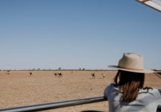 See camels with Outback Pioneers