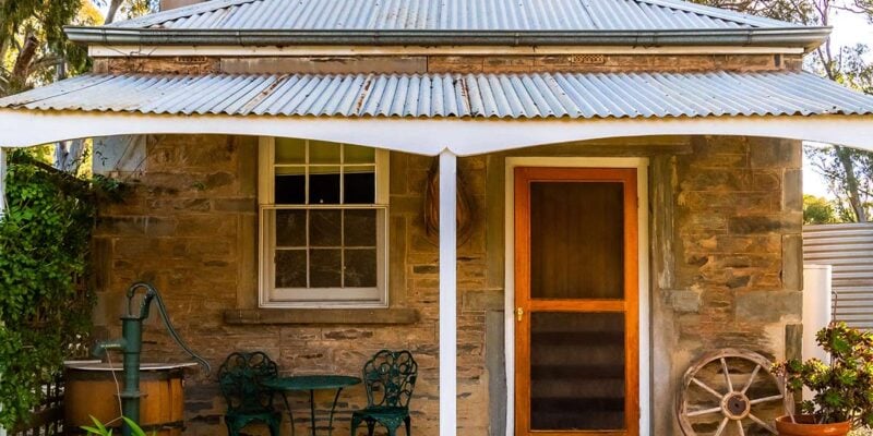 the front facade of Reilly’s Heritage B&B Cottages