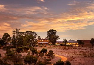 The sun setting over Kingsford the Barossa.